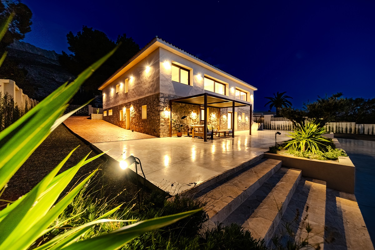 SPEKTAKULÄRE LUXUSVILLA IN ALTEA – PANORAMABLICK, PRIVATER POOL UND EIGENER WALD