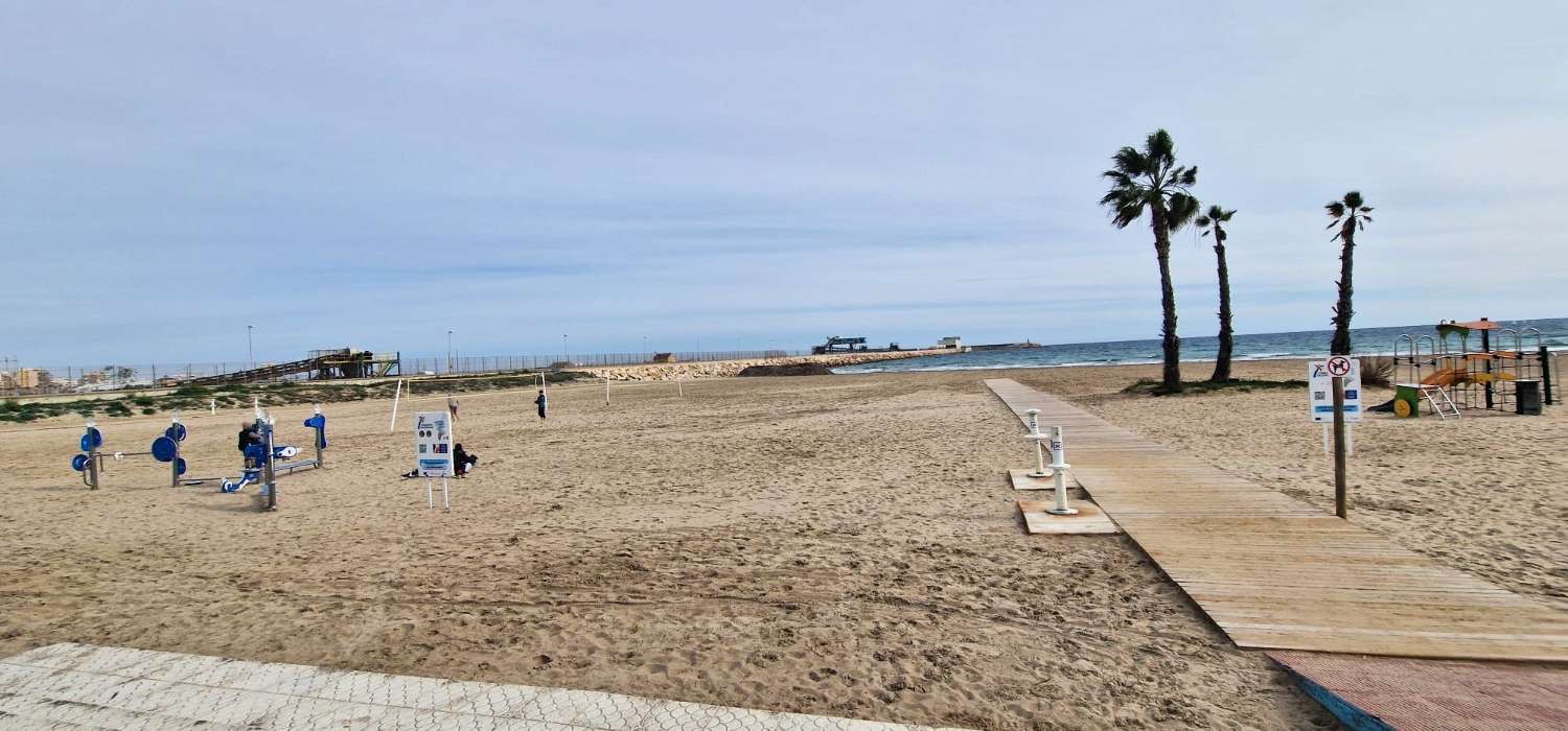 ATEMBERAUBENDE PENTHOUSE-WOHNUNG MIT GROSSER TERRASSE UND PANORAMABLICK AUF DAS MEER