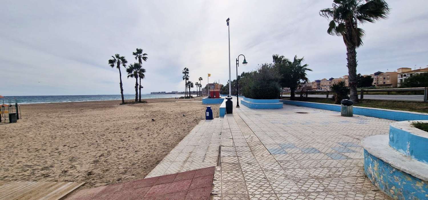 ATEMBERAUBENDE PENTHOUSE-WOHNUNG MIT GROSSER TERRASSE UND PANORAMABLICK AUF DAS MEER