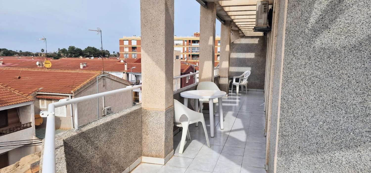 ATEMBERAUBENDE PENTHOUSE-WOHNUNG MIT GROSSER TERRASSE UND PANORAMABLICK AUF DAS MEER