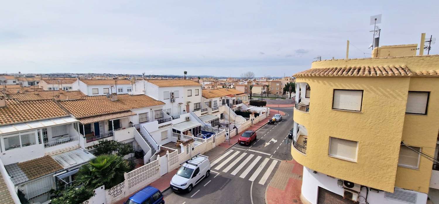 BEDØVELSE PENTHOUSE LEJLIGHED MED STOR TERRASSE OG PANORAMAUDSIGT OVER HAVET