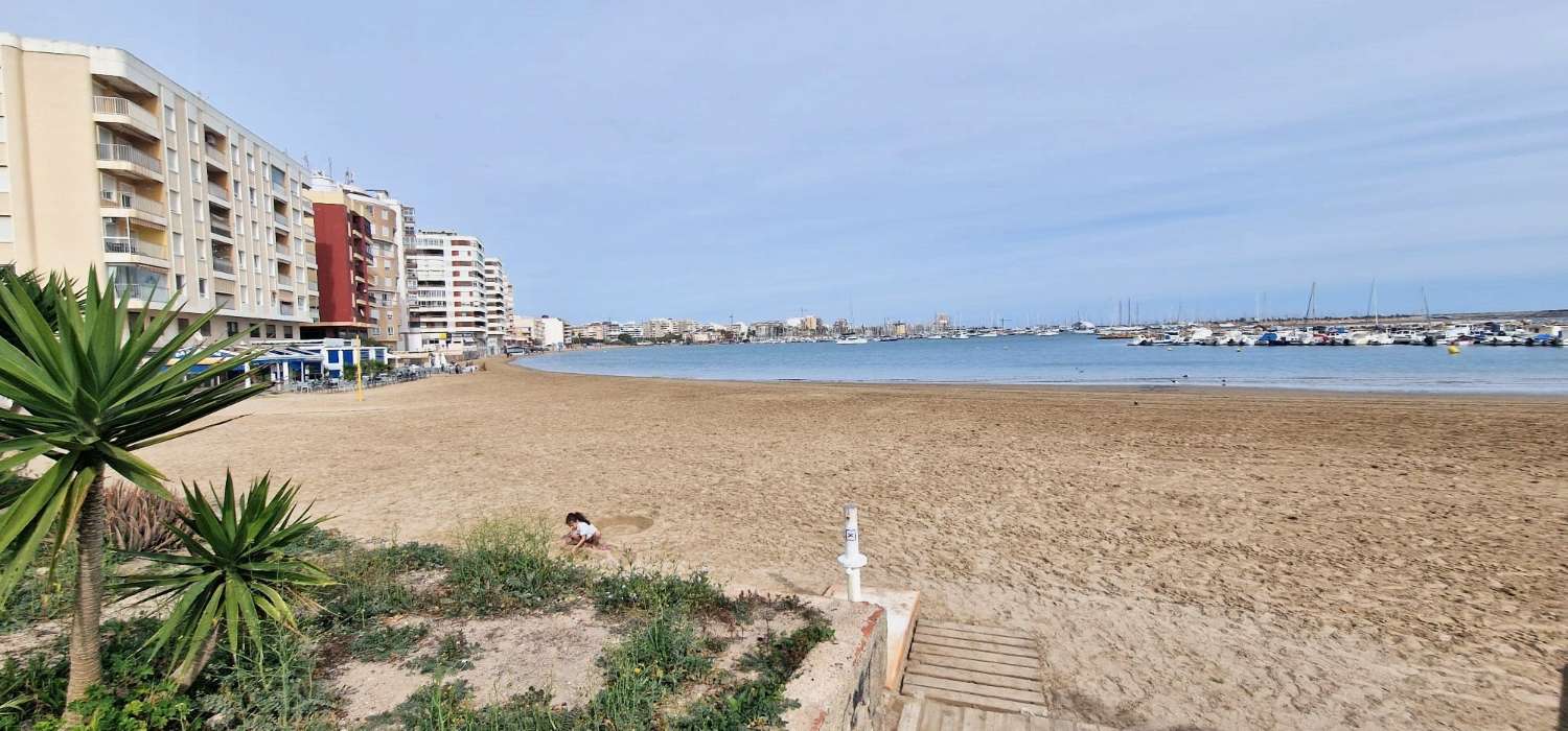 ATEMBERAUBENDE PENTHOUSE-WOHNUNG MIT GROSSER TERRASSE UND PANORAMABLICK AUF DAS MEER